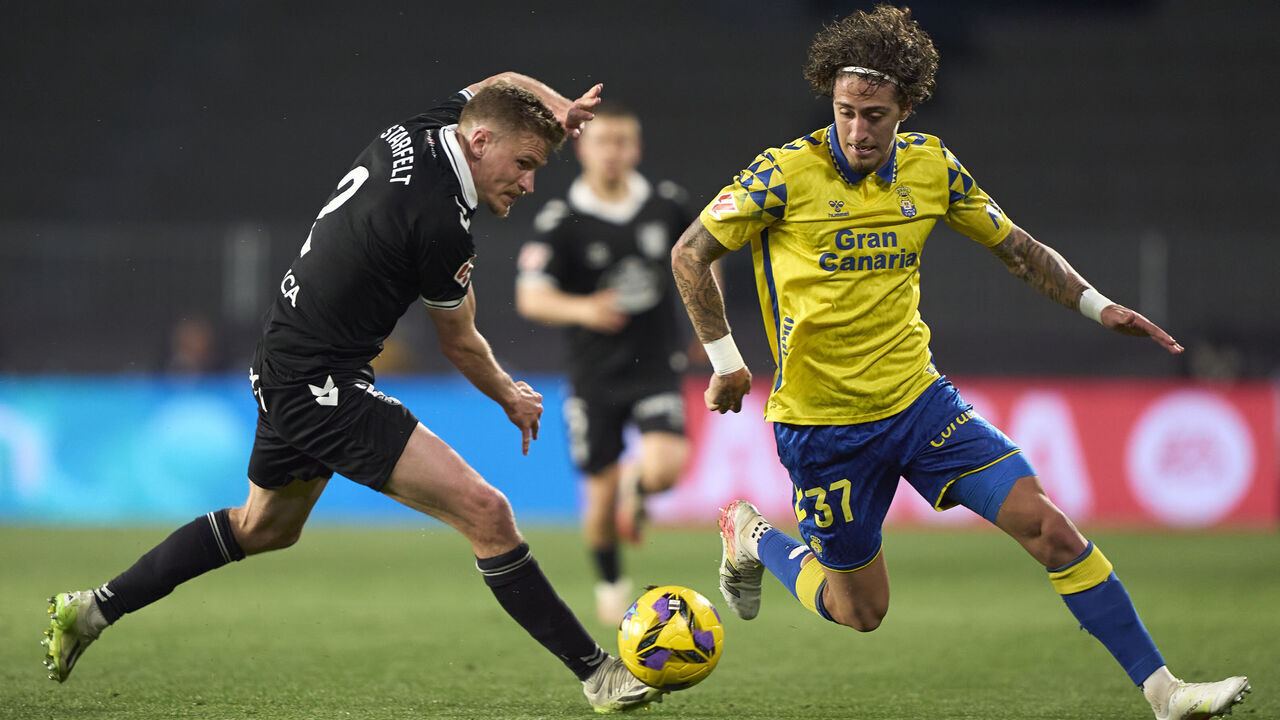 Carl Starfelt of RC Celta de Vigo competes for the ball with Fabio Silva of UD Las Palmas during the La Liga EA Sports match between RC Celta de Vigo and UD Las Palmas at Estadio Abanca Balaidos in Vigo, Spain, on March 31, 2025.