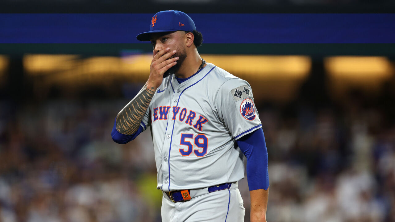 LOS ANGELES, CALIFORNIA - OCTOBER 20: Starting pitcher Sean Manaea #59 of the New York Mets reacts as he leaves the game during the 3rd inning of Game Six of the National League Championship Series against the Los Angeles Dodgers at Dodger Stadium on October 20, 2024 in Los Angeles, California.
