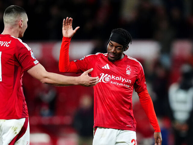 Phản ứng của CĐV M.U khi bị cầu thủ cũ sút tung lưới 3 Elanga's wonder goal helps Forest edge past lowly Man United | theScore.com