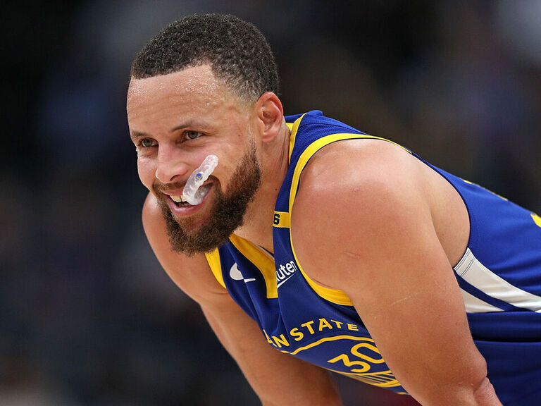 Stephen Curry Drops 52 Points in a Historic Performance Against the Grizzlies