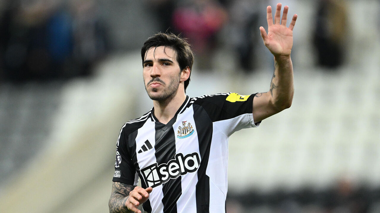 NEWCASTLE UPON TYNE, ENGLAND - APRIL 02: Sandro Tonali of Newcastle waves to the fans after the Premier League match between Newcastle United FC and Brentford FC at St James' Park on April 02, 2025 in Newcastle upon Tyne, England.