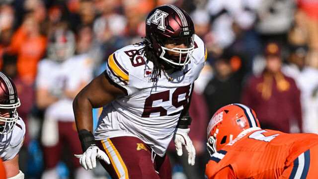 CHAMPAIGN, IL - NOVEMBER 02: Minnesota Golden Gophers OL Aireontae Ersery (69) during a college football game between the Minnesota Golden Gophers and Illinois Fighting Illini on November 2, 2024 at Memorial Stadium in Champaign, IL