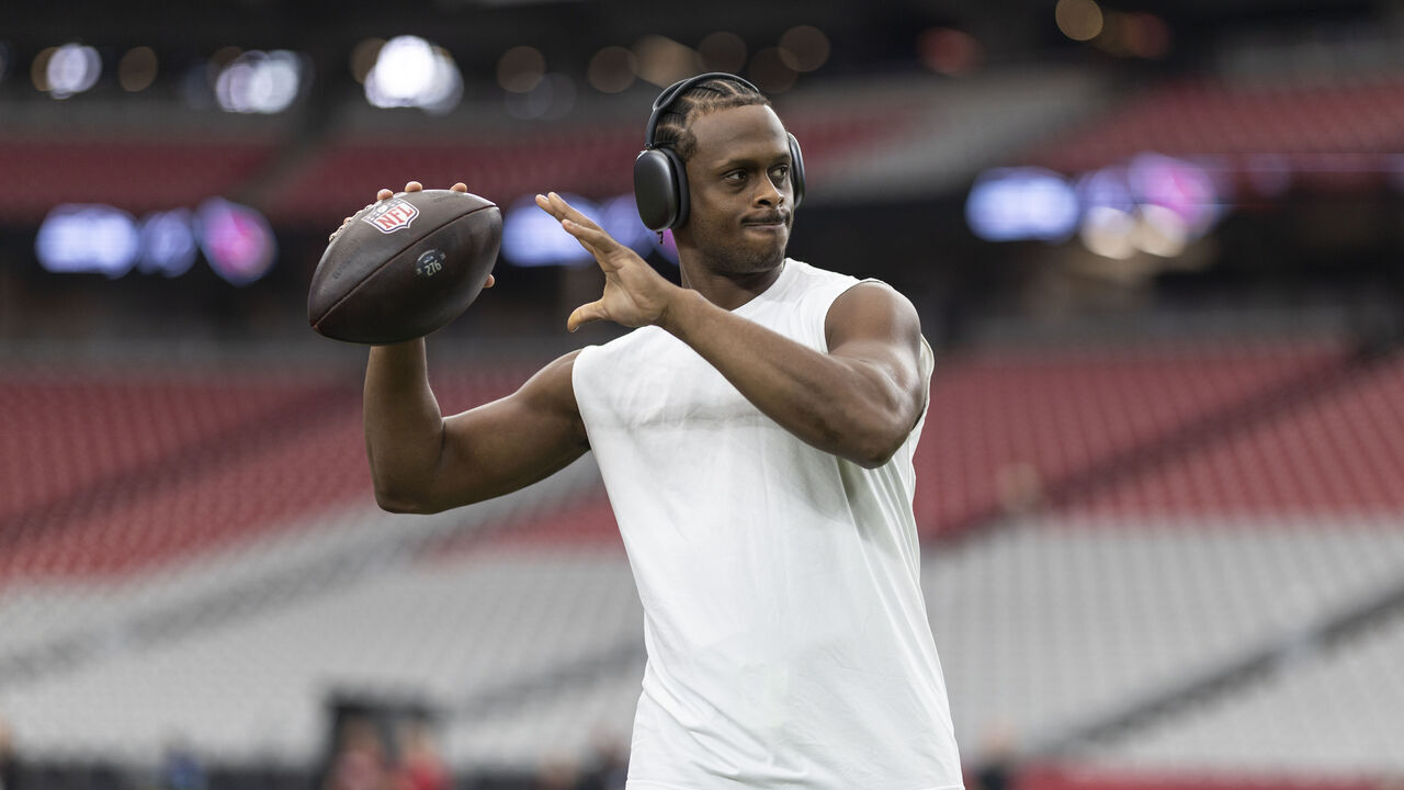 GLENDALE, ARIZONA - DECEMBER 8: Geno Smith #7 of the Seattle Seahawks looks to pass prior to an NFL Football game against the Arizona Cardinals at State Farm Stadium on December 08, 2024 in Glendale, Arizona.