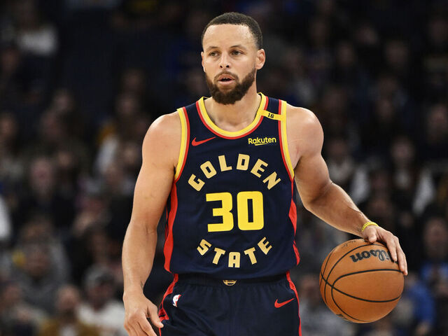 steph curry wearing curry 5