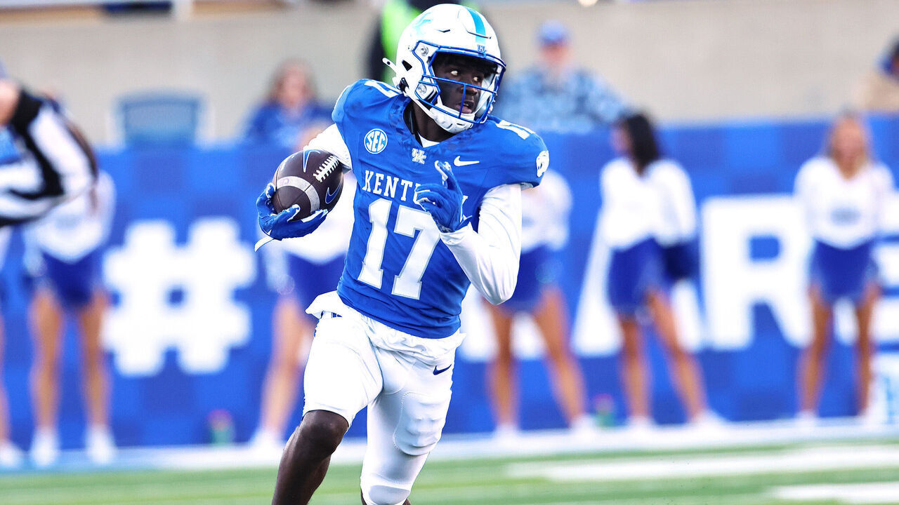 LEXINGTON, KY - NOVEMBER 16: Kentucky Wildcats wide receiver Hardley Gilmore IV (17) runs the ball in a game between the Murray State Racers and the Kentucky Wildcats on November 16, 2024, at Kroger Field in Lexington, KY.