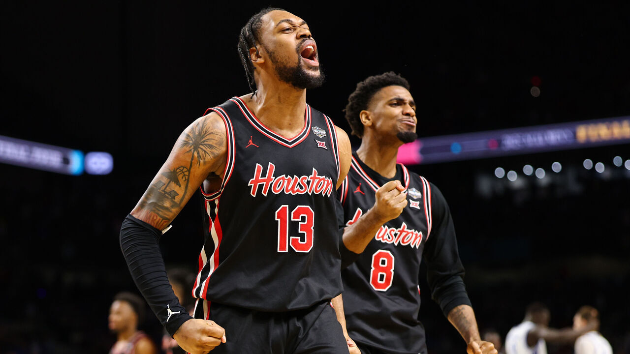SAN ANTONIO, TEXAS - APRIL 05: J'Wan Roberts #13 of the Houston Cougars celebrates in the Final Four Game of the NCAA Men's Basketball Tournament at Alamodome on April 05, 2025 in San Antonio, Texas.