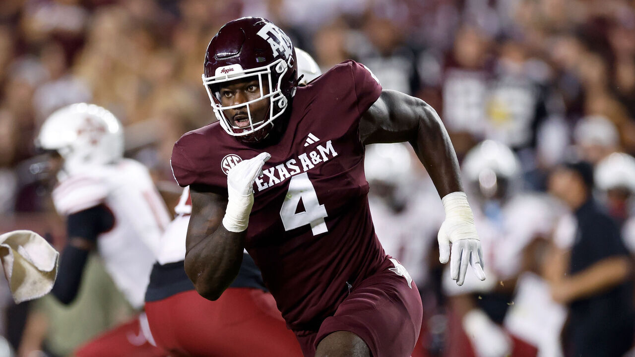 COLLEGE STATION, TEXAS - NOVEMBER 16: Shemar Stewart #4 of the Texas A&M Aggies pressures Santino Marucci #18 of the New Mexico State Aggies in the second half at Kyle Field on November 16, 2024 in College Station, Texas.