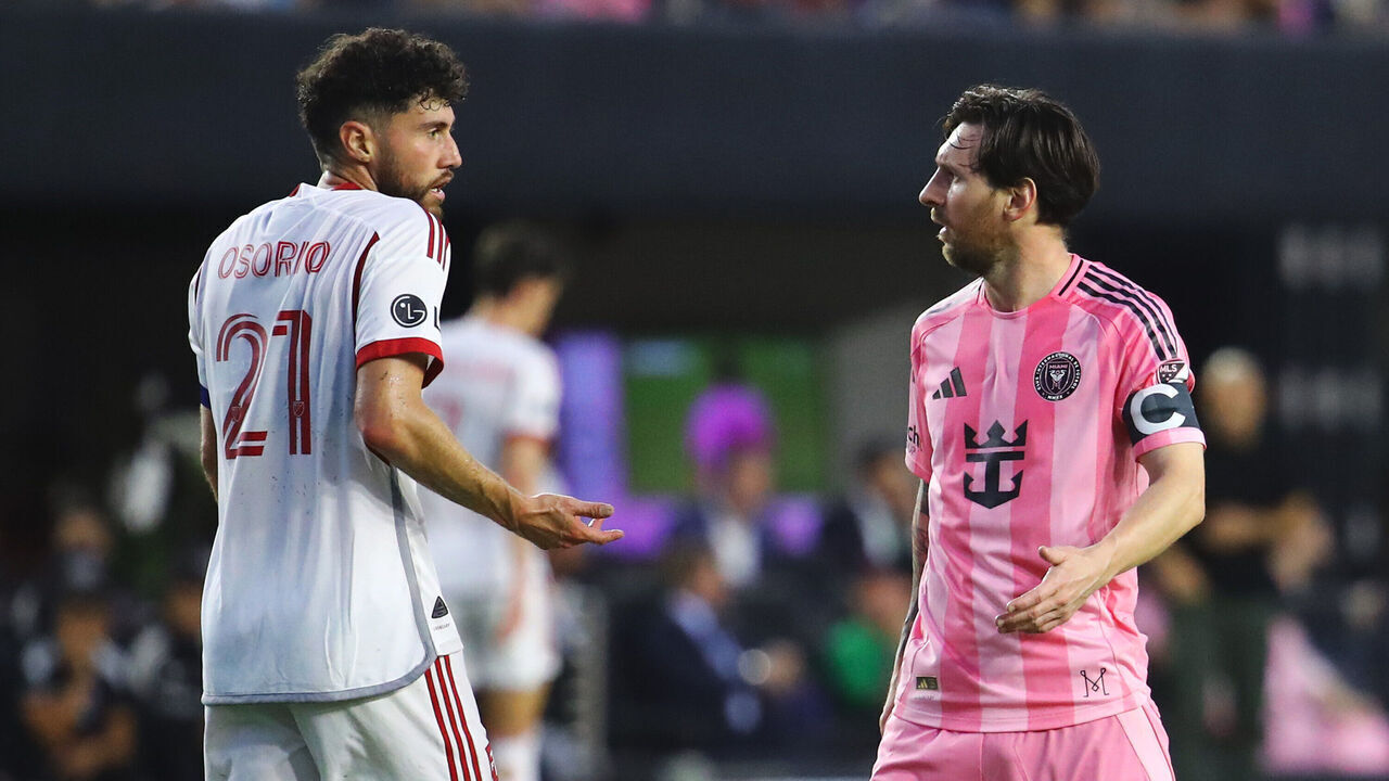 FORT LAUDERDALE, FLORIDA - APRIL 06: Lionel Messi #10 of Inter Miami CF argues with Jonathan Osorio #21 of Toronto FC during the MLS match between Inter Miami CF and Toronto FC at Chase Stadium on April 06, 2025 in Fort Lauderdale, Florida.
