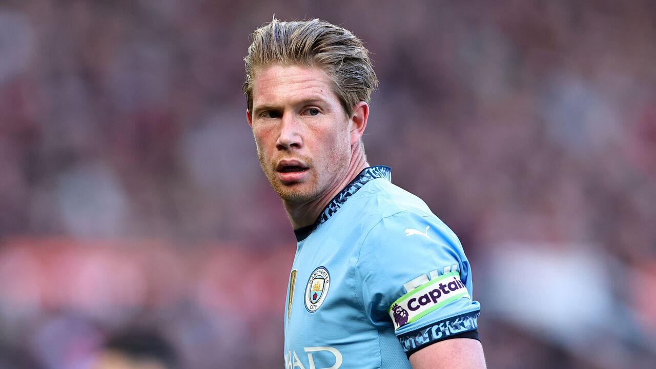 MANCHESTER, ENGLAND - APRIL 6: Kevin De Bruyne of Manchester City during the Premier League match between Manchester United FC and Manchester City FC at Old Trafford on April 6, 2025 in Manchester, England.