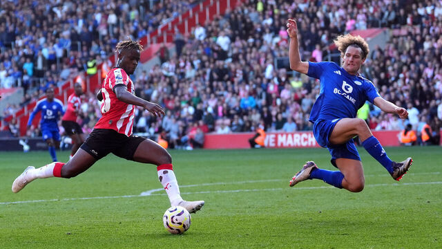 Southampton's Kamaldeen Sulemana (left) and Leicester City's Wout Faes (right) battle for the ball during the Premier League match at St Mary's Stadium, Southampton. Picture date: Saturday October 19, 2024.
