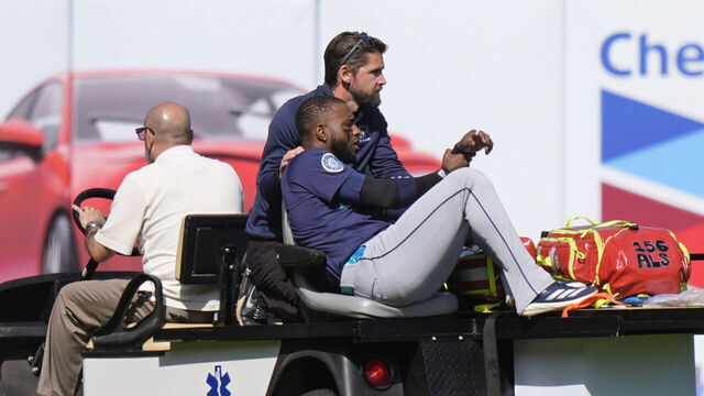SAN FRANCISCO, CALIFORNIA - APRIL 6: Victor Robles #10 of the Seattle Mariners leaves the game after catching a fly ball in foul territory at Oracle Park on April 6, 2025 in San Francisco, California.
