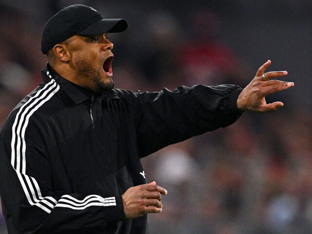 08 April 2025, Bavaria, Munich: Soccer, Champions League, FC Bayern Munich - Inter Milan, quarter-final, first leg, Allianz Arena. Munich head coach Vincent Kompany gives instructions. Photo: Tom Weller/dpa