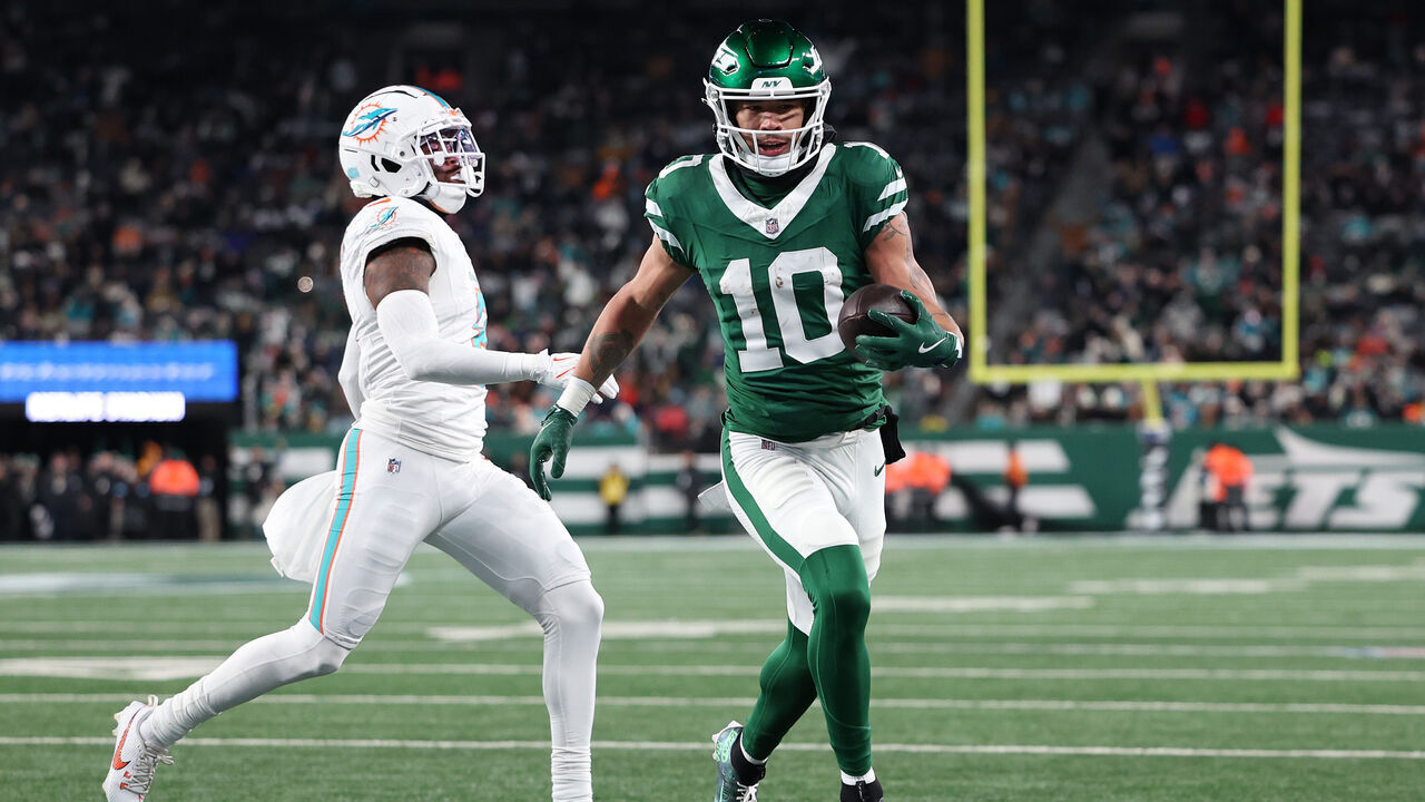 EAST RUTHERFORD, NEW JERSEY - JANUARY 05: Allen Lazard #10 of the New York Jets scores a touchdown against the Miami Dolphins during the second quarter at MetLife Stadium on January 05, 2025 in East Rutherford, New Jersey.