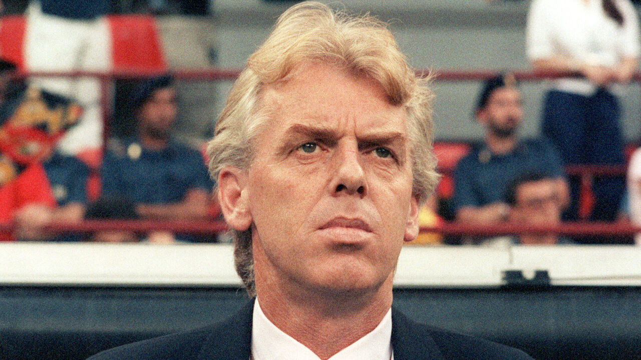 Der niederländische Fußballnationalmannschafts-Trainer Leo Beenhakker vor Spielbeginn am 24.06.1990 im Mailänder Giuseppe-Meazza-Stadion. Die niederländische Nationalmannschaft verliert vor 74.500 Zuschauern im Achtelfinale der Weltmeisterschaft gegen Deutschland mit 1:2. Foto: Martina Hellmann +++(c) dpa - Report+++