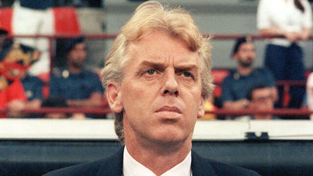 Der niederländische Fußballnationalmannschafts-Trainer Leo Beenhakker vor Spielbeginn am 24.06.1990 im Mailänder Giuseppe-Meazza-Stadion. Die niederländische Nationalmannschaft verliert vor 74.500 Zuschauern im Achtelfinale der Weltmeisterschaft gegen Deutschland mit 1:2. Foto: Martina Hellmann +++(c) dpa - Report+++