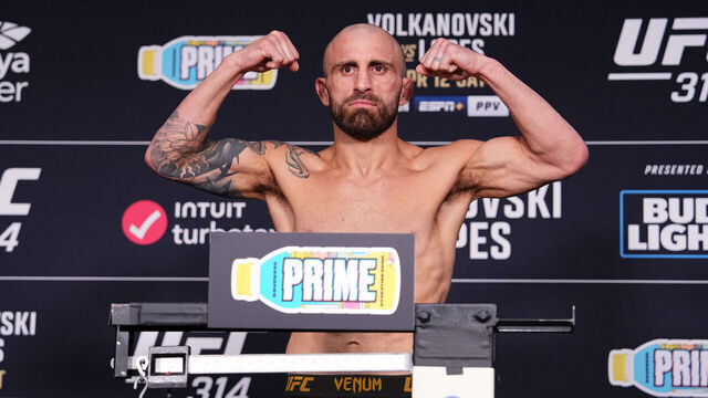 MIAMI, FLORIDA - APRIL 11: Alexander Volkanovski of Australia poses on the scale during the UFC official weigh-in at Hyatt Regency on April 11, 2025 in Miami, Florida.