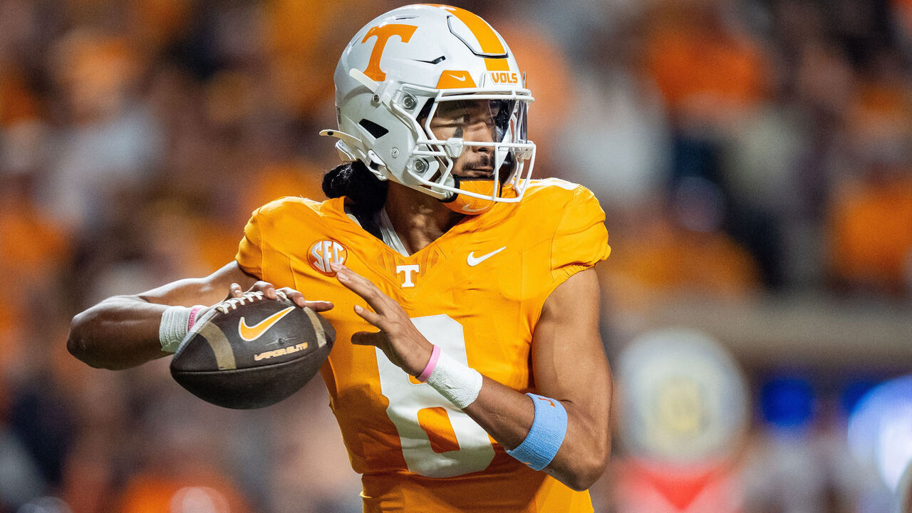 KNOXVILLE, TENNESSEE - NOVEMBER 09: Nico Iamaleava #8 of the Tennessee Volunteers plays against the Mississippi State Bulldogs during their game at Neyland Stadium on November 09, 2024 in Knoxville, Tennessee.