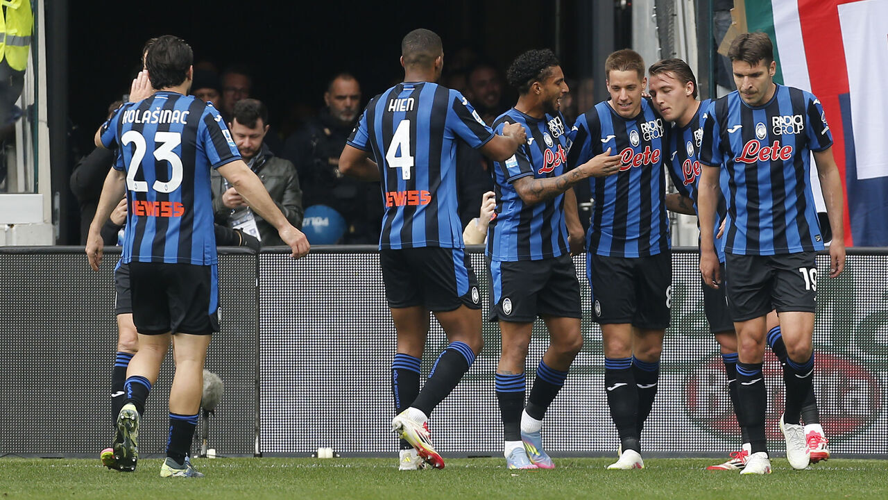 BERGAMO, ITALY - APRIL 13: Mario Pasalic of Atalanta BC celebrates with team mates after scoring his team's second goal ,during the Serie A match between Atalanta BC and Bologna FC at Gewiss Stadium on April 13, 2025 in Bergamo, Italy.