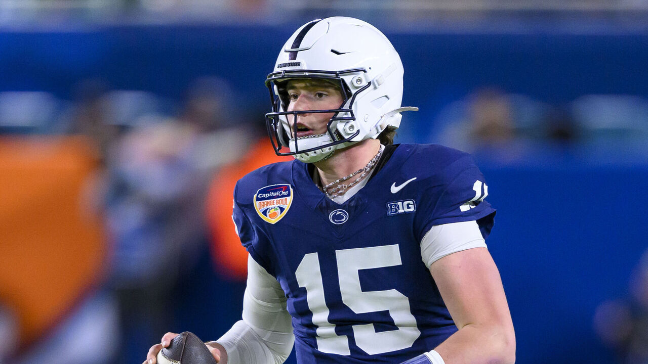 MIAMI GARDENS, FL - JANUARY 09: Quarterback Drew Allar #15 of the Penn State Nittany Lions looks to throw the ball during the Penn State Nittany Lions versus Notre Dame Fighting Irish College Football Playoff Semifinal at the Capital One Orange Bowl on January 9, 2025, at Hard Rock Stadium in Miami Gardens, FL.