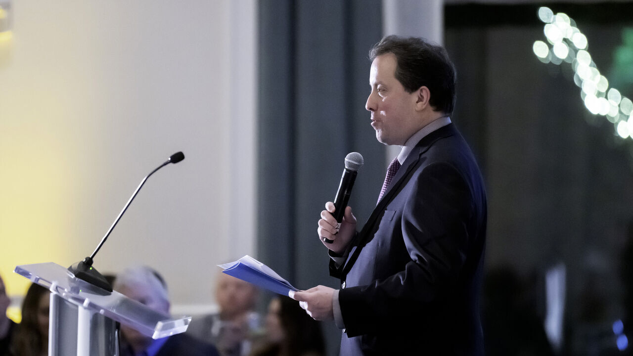 BOSTON, MASSACHUSETTS - FEBRUARY 18: NHL on TNT sportscaster, Kenny Albert, speaks at the podium during NHL Foundation/Christopher & Dana Reeve Foundation VIP Reception at The Newbury Hotel on February 18, 2025 in Boston, Massachusetts.