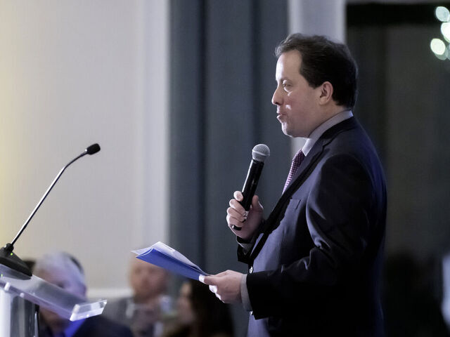 BOSTON, MASSACHUSETTS - FEBRUARY 18: NHL on TNT sportscaster, Kenny Albert, speaks at the podium during NHL Foundation/Christopher & Dana Reeve Foundation VIP Reception at The Newbury Hotel on February 18, 2025 in Boston, Massachusetts.