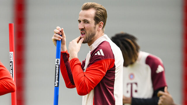 15 April 2025, Bavaria, Munich: Soccer: Champions League, Inter Milan - Bayern Munich, knockout round, quarter-final, second leg. FC Bayern's final training session at the Säbener Straße training ground. Munich's Harry Kane reacts during training. Photo: Tom Weller/dpa