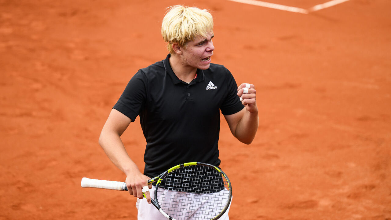 15 April 2025, Bavaria, Munich: Tennis, ATP Tour - Munich, Singles, Men, 1st round, Dedura-Palomero (Germany) - Shapovalov (Canada). Diego Dedura-Palomero reacts. Photo: Tom Weller/dpa