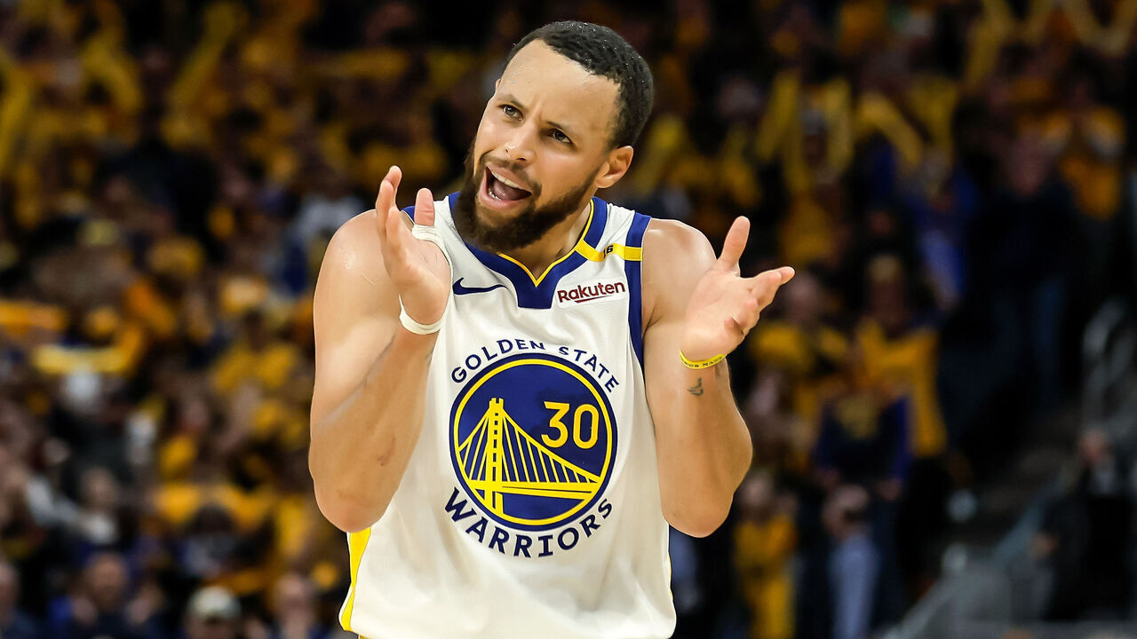 Stephen Curry (30) claps and urges on the crowd in the second half as the Golden State Warriors defeated the Memphis Grizzlies 121-116 in the NBA play-in game at Chase Center in San Francisco, on Tuesday, April 15, 2025.
