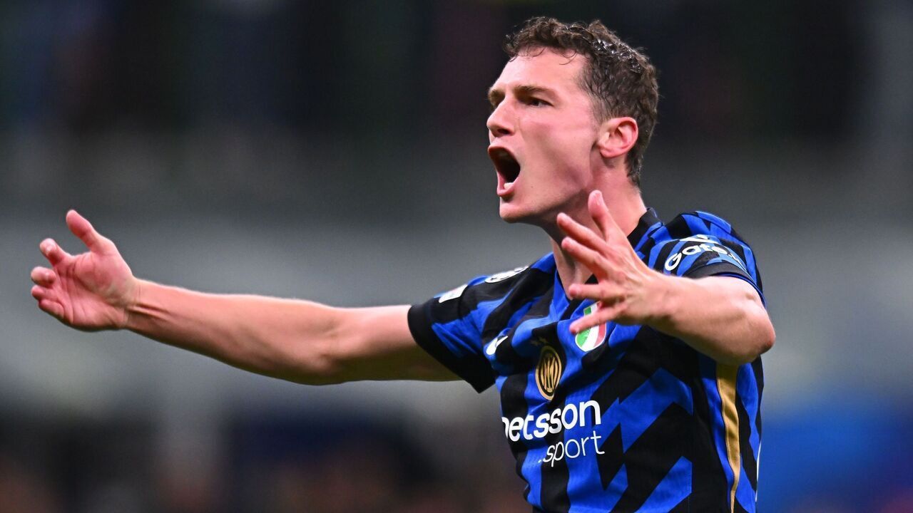 MILAN, ITALY - APRIL 16: Benjamin Pavard of FC Internazonal celebrates during the UEFA Champions League 2024/25 Quarter Final Second Leg match between FC Internazionale Milano and FC Bayern München at San Siro on April 16, 2025 in Milan, Italy.