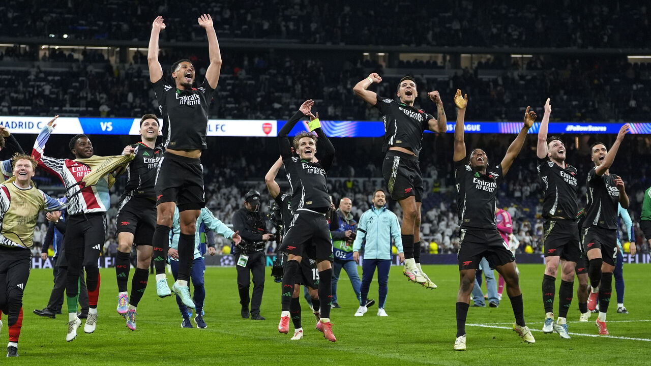MADRID, SPAIN - APRIL 16: Players of Arsenal celebrates at the end of the match of the UEFA Champions League 2024/25 Quarter Final Second Leg match between Real Madrid C.F. and Arsenal FC at Estadio Santiago Bernabeu on April 16, 2025 in Madrid, Spain.