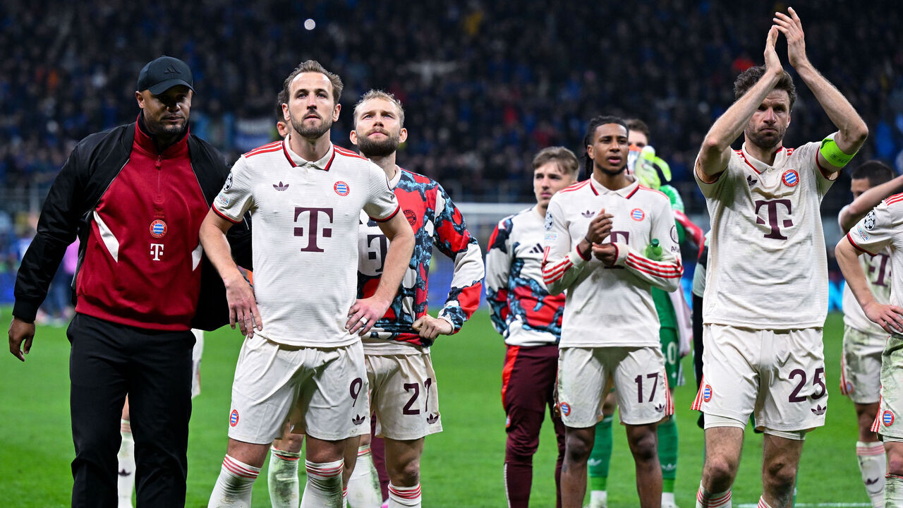 16 April 2025, Italy, Mailand: Soccer: Champions League, Inter Milan - Bayern Munich, knockout round, quarter-final, second leg at the Giuseppe Meazza Stadium. The Munich players with Harry Kane (2nd from left) and Thomas Müller (r) and coach Vincent Kompany (l) of Munich stand with the fans after the match. Photo: Sven Hoppe/dpa