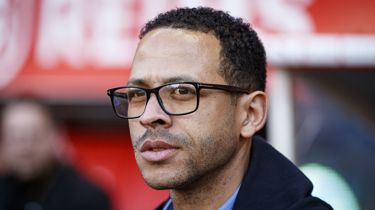 REIMS, FRANCE - APRIL 6: Strasbourg Head Coach Liam James Rosenior looks on prior to the Ligue 1 McDonald's match between Stade de Reims and RC Strasbourg Alsace at Stade Auguste-Delaune on April 6, 2025 in Reims, France.