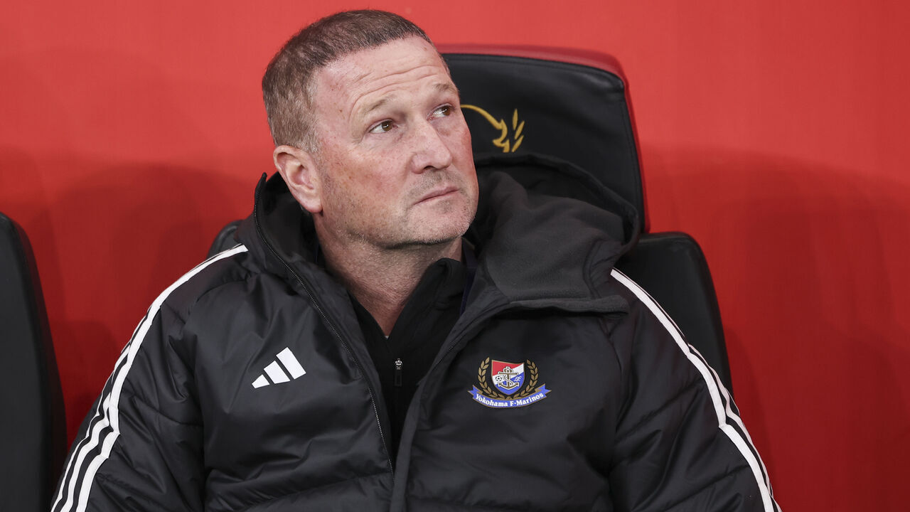 SHANGHAI, CHINA - FEBRUARY 19: Head coach Steve Holland of Yokohama F. Marinos during the AFC Champions League Elite East Region match between Shanghai Port and Yokohama F. Marinos at Pudong Football Stadium on February 19, 2025 in Shanghai, China.