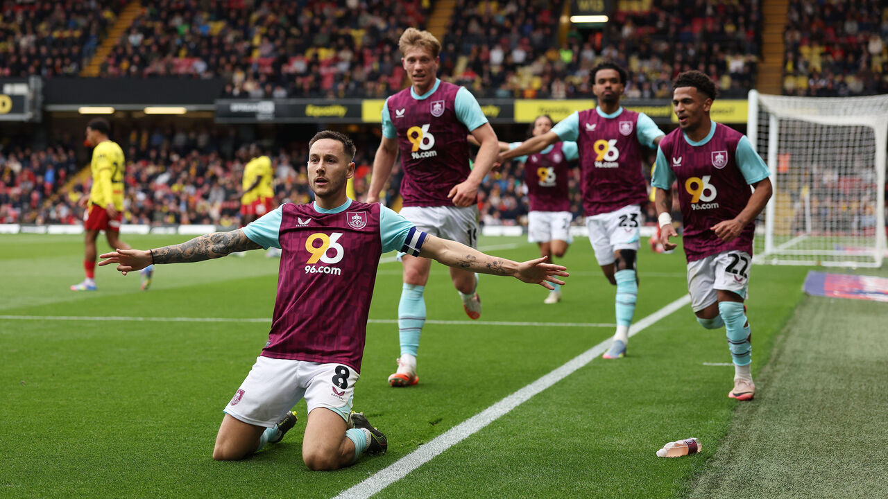 WATFORD, ENGLAND - APRIL 18: Josh Brownhill of Burnley celebrates scoring his team's second goal followed by teammates Zian Flemming, Lucas Pires and Marcus Edwards during the Sky Bet Championship match between Watford FC and Burnley FC at Vicarage Road on April 18, 2025 in Watford, England.