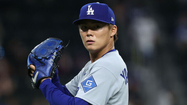 ARLINGTON, TEXAS - APRIL 18: Yoshinobu Yamamoto #18 of the Los Angeles Dodgers warms up prior to the game against the Texas Rangers at Globe Life Field on April 18, 2025 in Arlington, Texas.