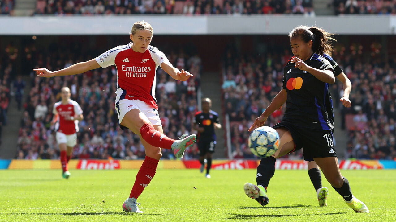 LONDON, ENGLAND - APRIL 19: Chloe Kelly of Arsenal shoots during the UEFA Women's Champions League semifinal first leg match between Arsenal WFC and Olympique Lyonnais on April 19, 2025 in London, England.