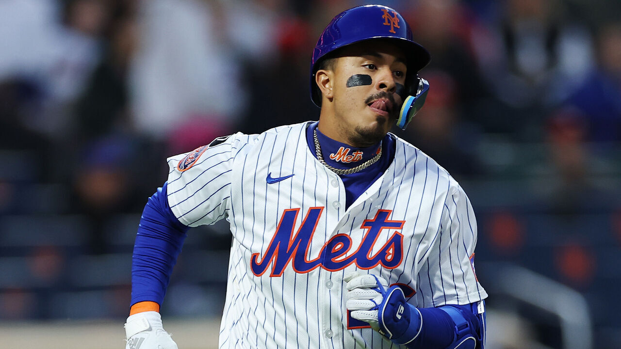 NEW YORK, NEW YORK - APRIL 17: Mark Vientos #27 of the New York Mets hits a solo home run during the second inning against the St. Louis Cardinals at Citi Field on April 17, 2025 in the Bronx borough of New York City.