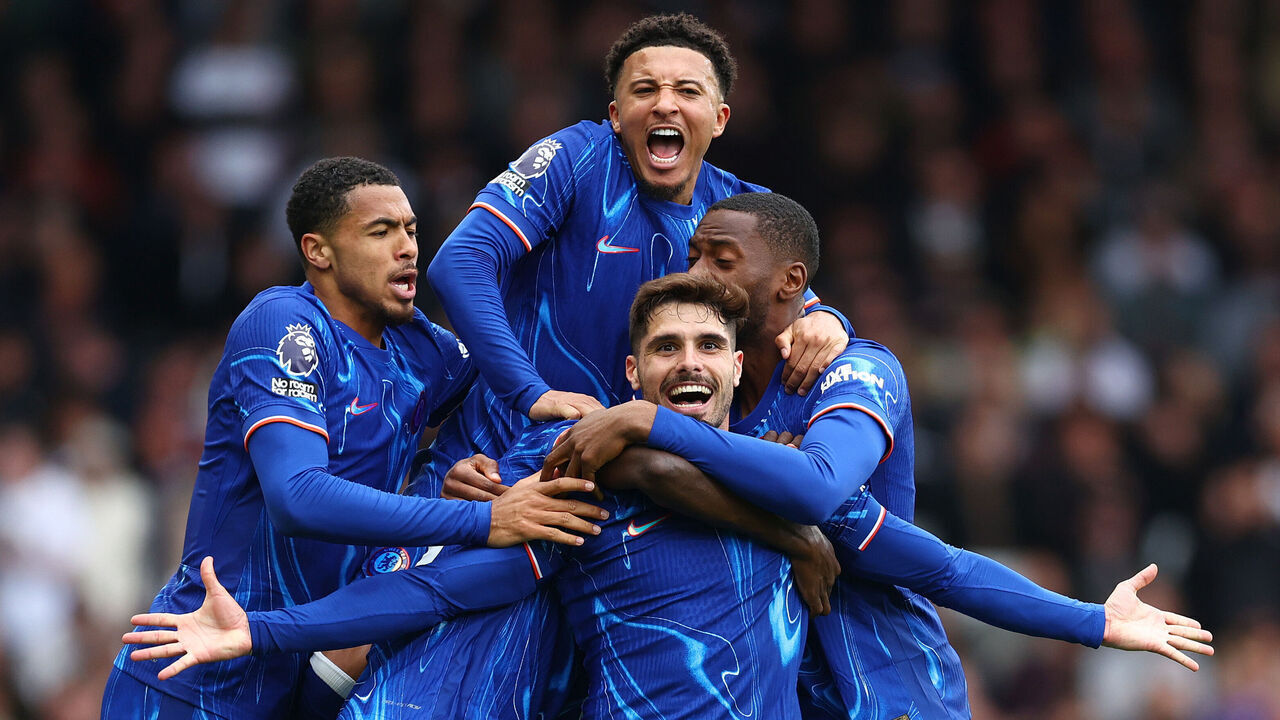 LONDON, ENGLAND - APRIL 20: Pedro Neto of Chelsea celebrates scoring his team's second goal with teammates Levi Colwill, Jadon Sancho and Tosin Adarabioyo during the Premier League match between Fulham FC and Chelsea FC at Craven Cottage on April 20, 2025 in London, England.