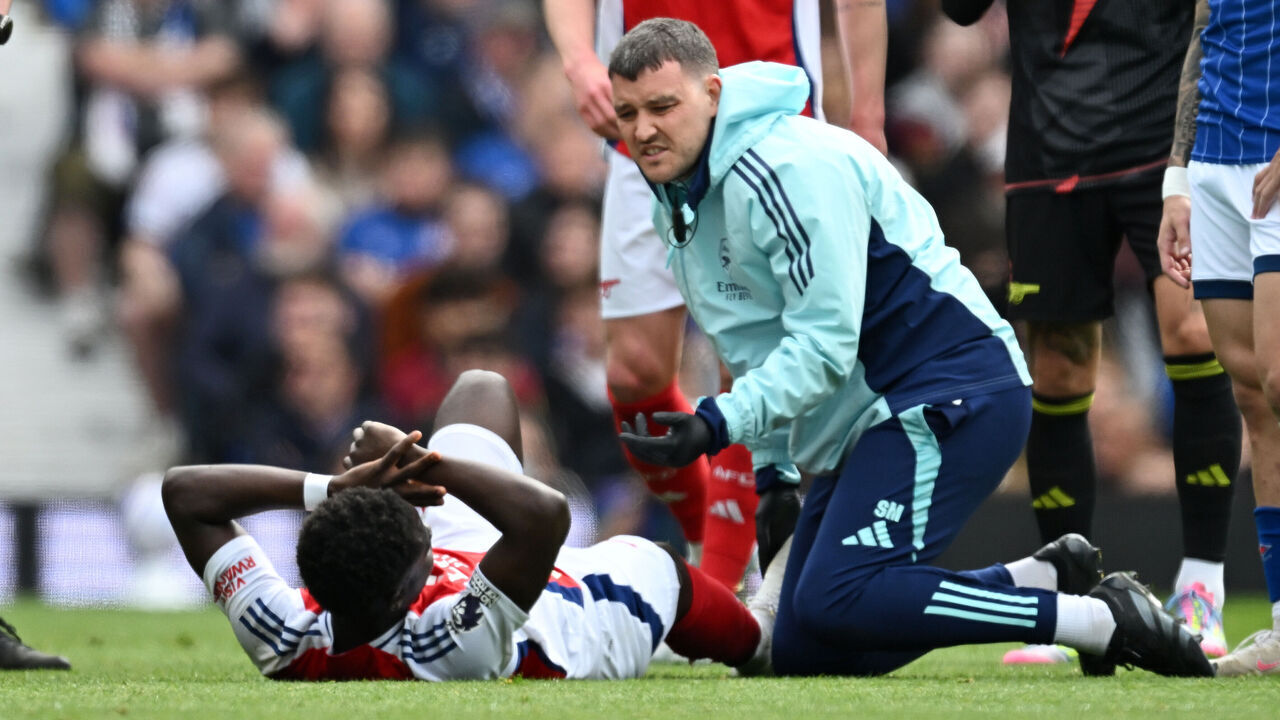IPSWICH, ENGLAND - APRIL 20: Bukayo Saka of Arsenal receives medical treatment during the Premier League match between Ipswich Town FC and Arsenal FC at Portman Road on April 20, 2025 in Ipswich, England.