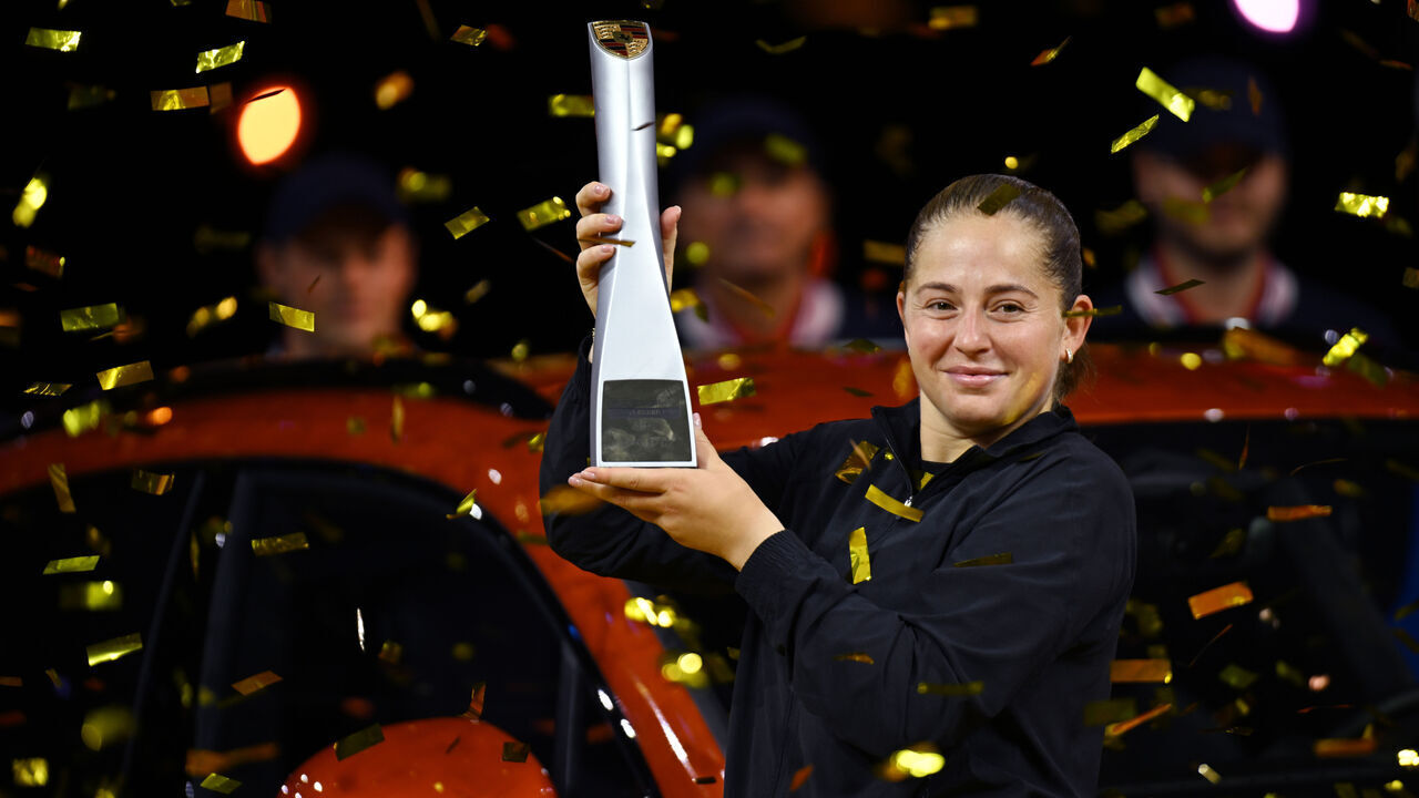 dpatop - 21 April 2025, Baden-Württemberg, Stuttgart: Tennis: WTA Tour - Stuttgart, singles, women, final. Sabalenka (Belarus) - Ostapenko (Latvia). Jelena Ostapenko holds the winner's trophy in her hands. Photo: Marijan Murat/dpa
