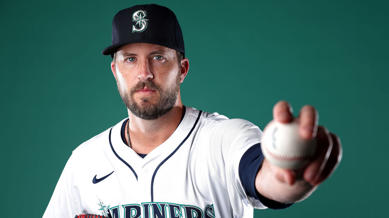 PEORIA, ARIZONA - FEBRUARY 20: Drew Pomeranz #31 of the Seattle Mariners poses for a portrait during photo day at the Peoria Sports Complex on February 20, 2025 in Peoria, Arizona.