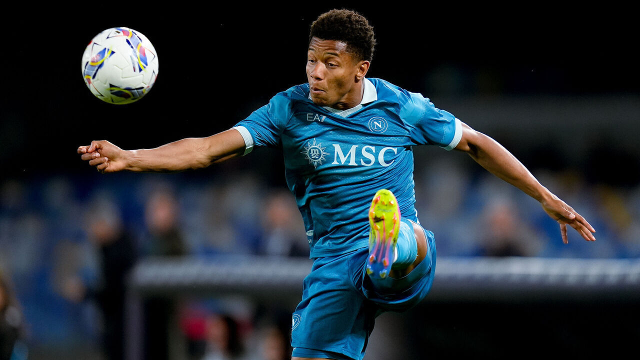 David Neres of SSC Napoli controls the ball during the serie Serie A Enilive match between SSC Napoli and Empoli Calcio at Stadio Diego Armando Maradona on April 14, 2025 in Naples, Italy