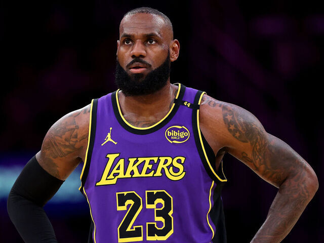 LeBron won't attend Met Gala as honorary co-chair due to knee injury |  theScore.com