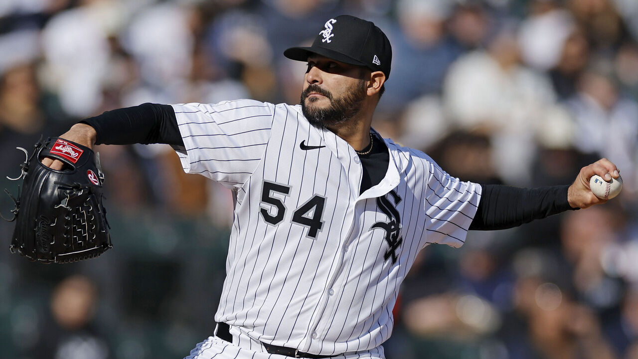 CHICAGO, IL - APRIL 12: Chicago White Sox pitcher Martín Pérez (54) delivers a pitch during an MLB game against the Boston Red Sox on April 12, 2025 at Rate Field in Chicago, Illinois.