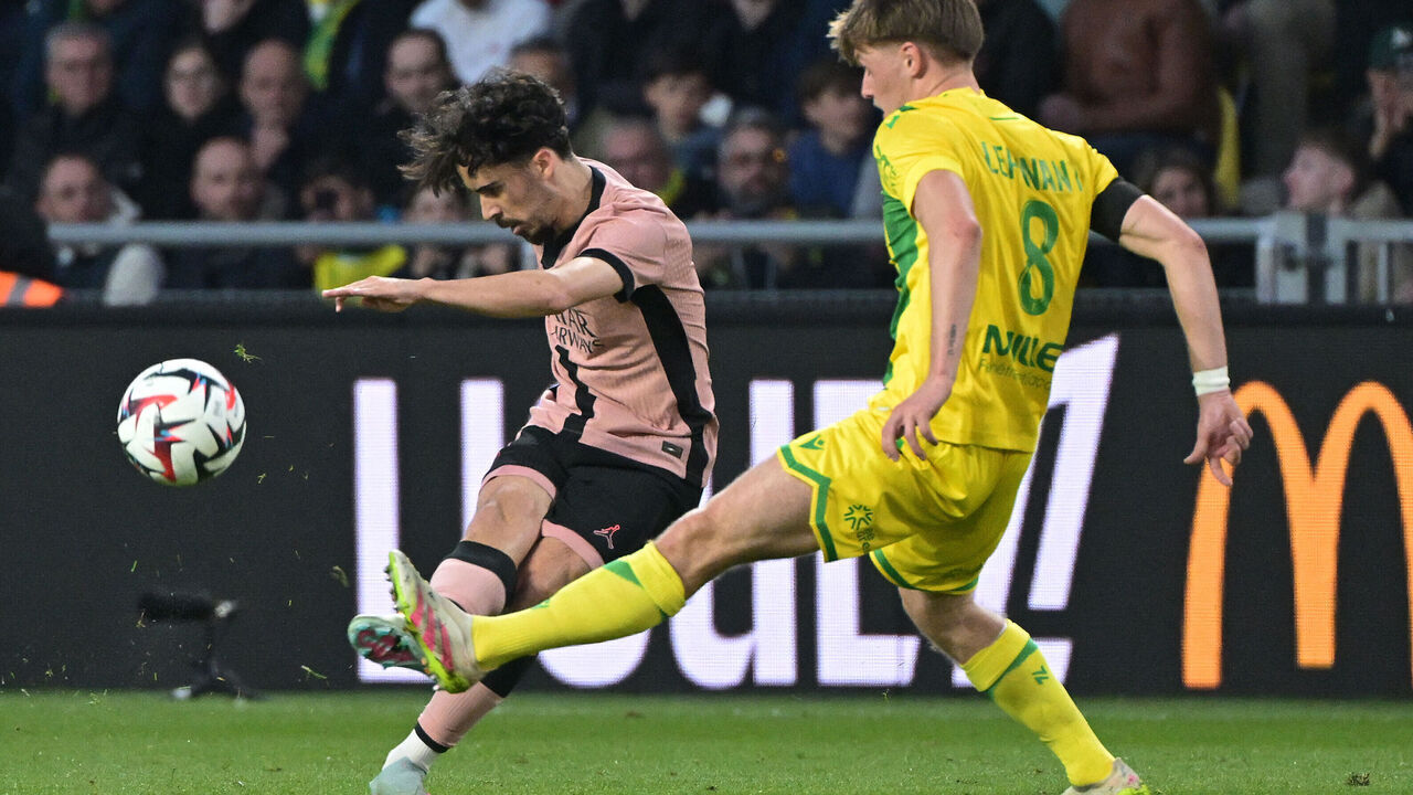 Paris Saint-Germain's Portuguese midfielder #17 Vitinha (L) kicks the ball in front of Nantes' French midfielder #08 Johann Lepenant (R) during the French L1 football match between FC Nantes and Paris Saint-Germain (PSG) at the Stade de la BeaujoireLouis Fonteneau in Nantes, western France, on April 22, 2025.
