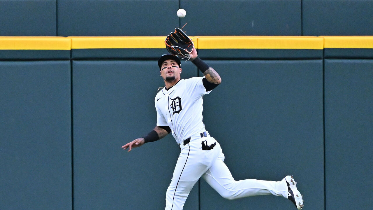 DETROIT, MI - APRIL 21: Detroit Tigers centerfielder Javier Báez (28) makes an easy catch for the third out of the second inning during the game between the Detroit Tigers versus the San Diego Padres on Monday April 21, 2025 at Comerica Park in Detroit, MI.
