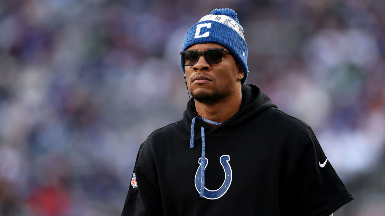 EAST RUTHERFORD, NEW JERSEY - DECEMBER 29: Anthony Richardson #5 of the Indianapolis Colts looks on against the New York Giants at MetLife Stadium on December 29, 2024 in East Rutherford, New Jersey.