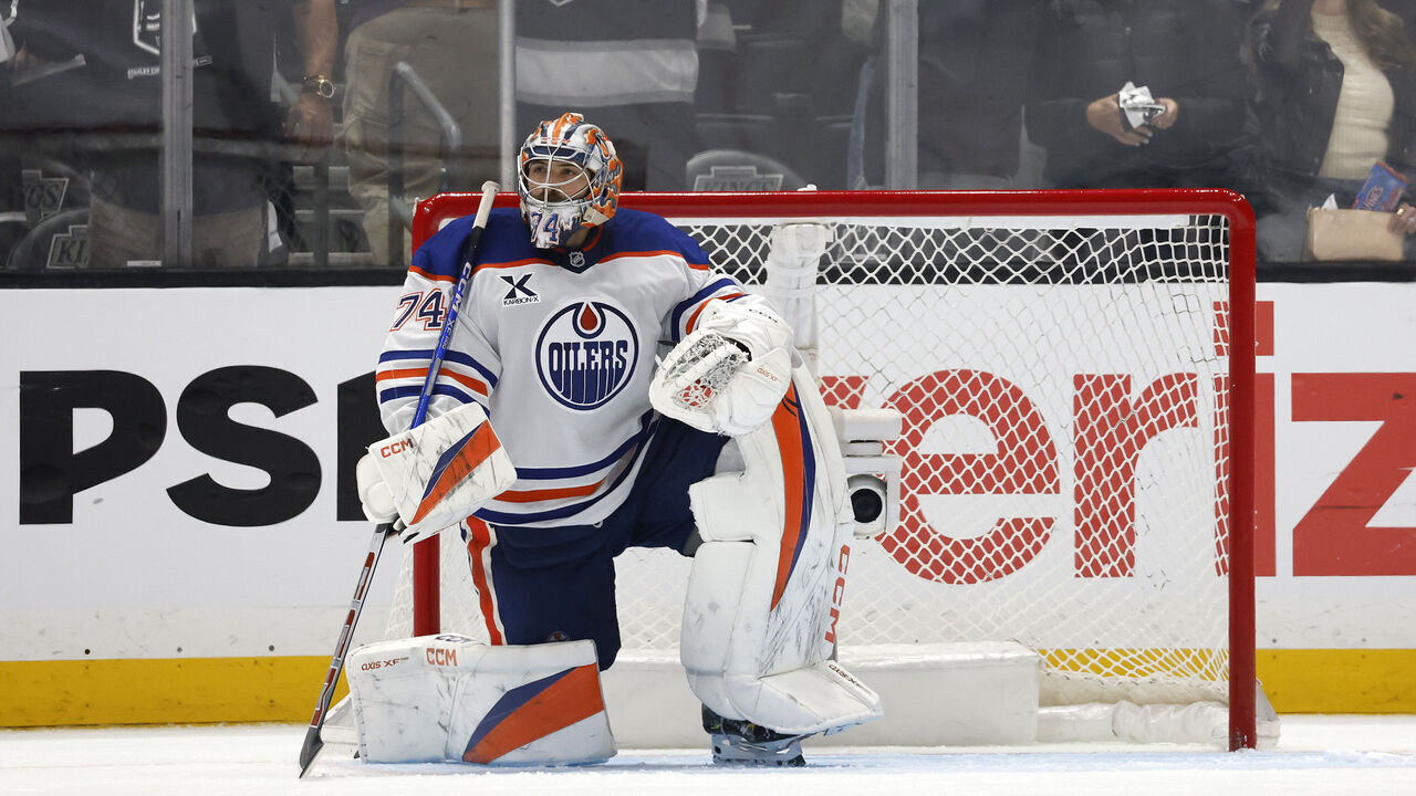 LOS ANGELES, CALIFORNIA - APRIL 23: Stuart Skinner #74 of the Edmonton Oilers reacts to allowing a goal against the Los Angeles Kings during the third period in Game Two of the First Round of the 2025 Stanley Cup Playoffs at Crypto.com Arena on April 23, 2025 in Los Angeles, California.