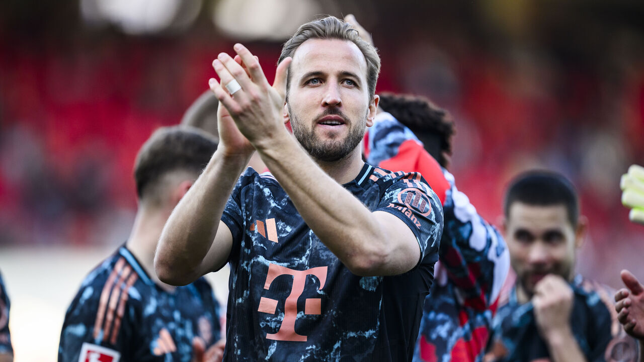 19 April 2025, Baden-Württemberg, Heidenheim: Soccer, Men, Bundesliga, Matchday 30, 1. FC Heidenheim - Bayern Munich, Voith-Arena: Munich's Harry Kane thanks the fans for their support after the game. Photo: Tom Weller/dpa - IMPORTANT NOTE: In accordance with the regulations of the DFL German Football League and the DFB German Football Association, it is prohibited to utilize or have utilized photographs taken in the stadium and/or of the match in the form of sequential images and/or video-like photo series.