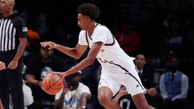 BROOKLYN, NY - APRIL 01: McDonalds High School All American Alijah Arenas (16) drives to the basket during the McDonalds Boys High School All American Game on April 1, 2025, at the Barclays Center in Brooklyn, New York.